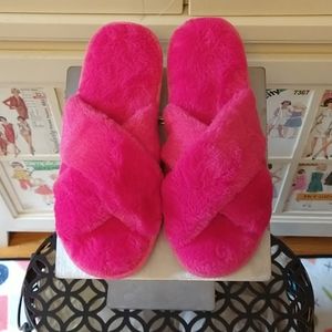 NWT hot pink faux fur slippers Sz L 9/10